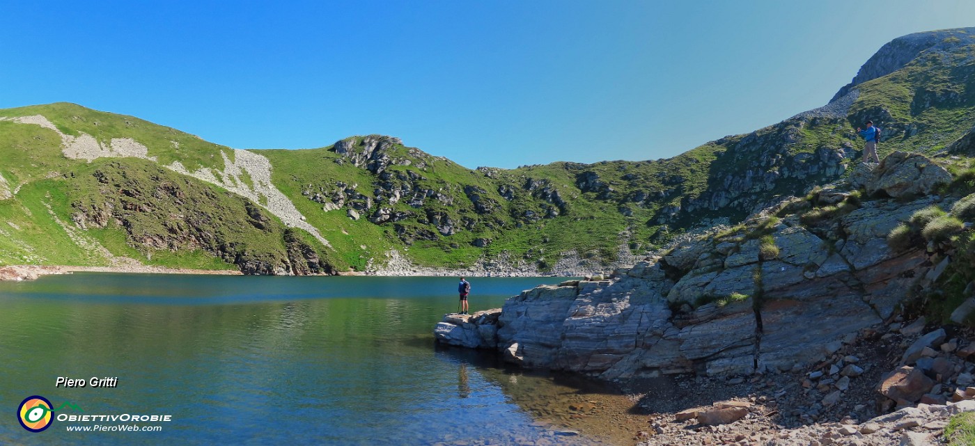 11 Lago Moro (2235 m) con vista sul Passo di Valcervia al cen tro-destra.JPG